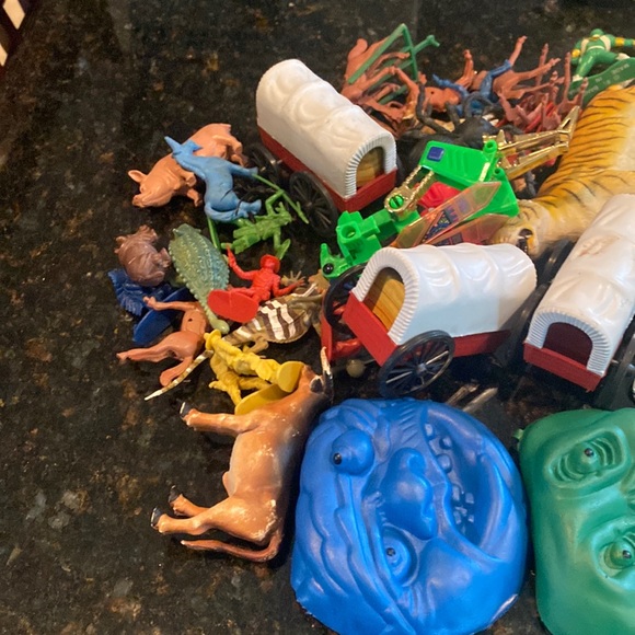 Vintage lot of 60 boy’s toys - Picture 2 of 4
